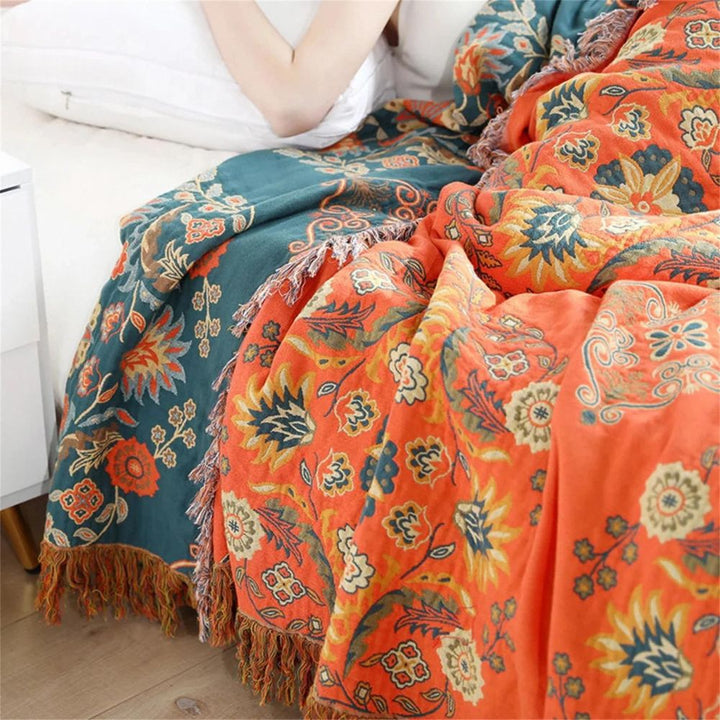 Flerfärgad Marigold pläd, vändbar och mysig. Perfekt filt för hemkomfort och stilfull sovrumsinredning.