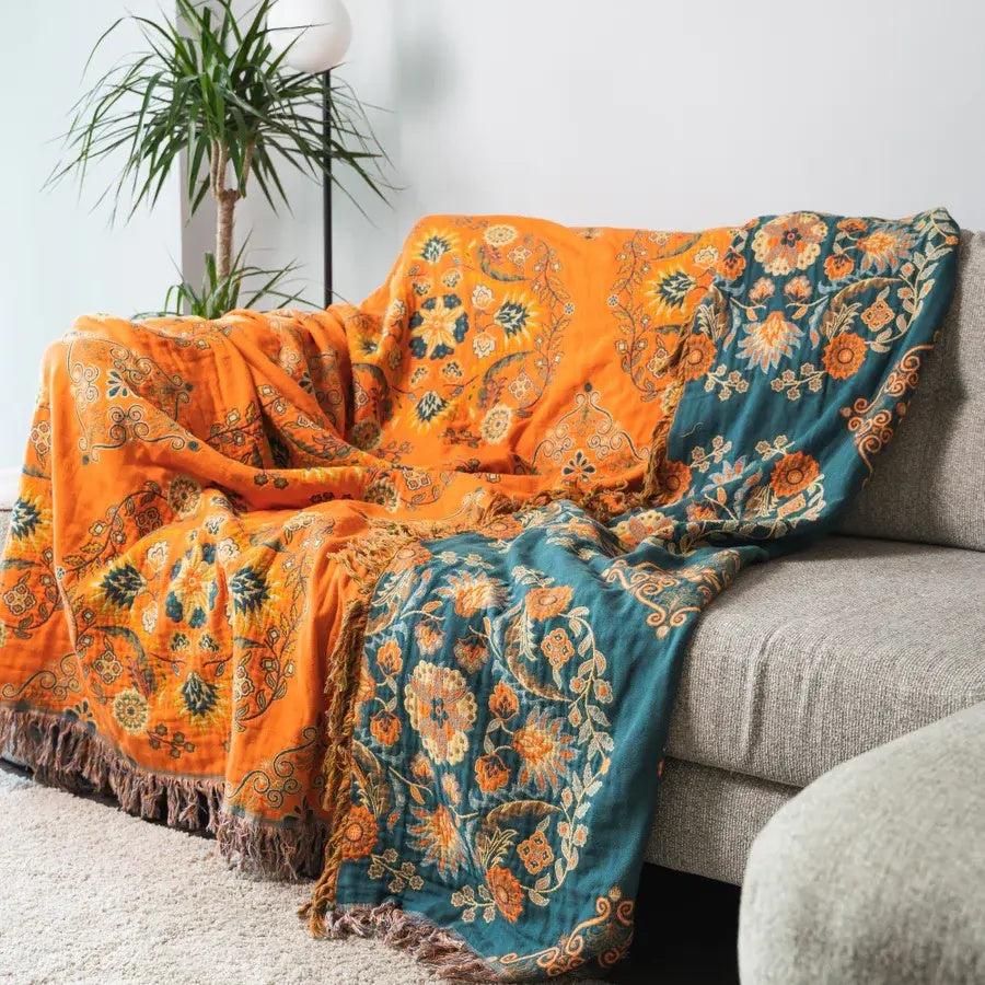 Vardagsrummets inredning lyfts med denna vändbara Marigold pläd. Mjuk textilfilt i flerfärgad design.