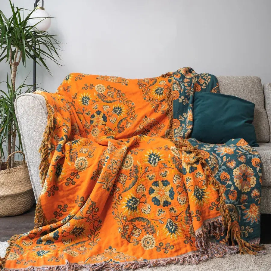 Dekorativ textil Marigold pläd. Denna vändbara filt i vackra färger passar perfekt i vardagsrum och sovrum.