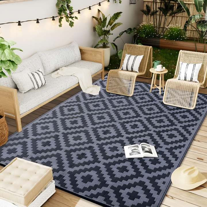 Mångsidig vändbar utomhusmatta i UV-beständig polypropen. Perfekt för altan, trädgård & picknick.
