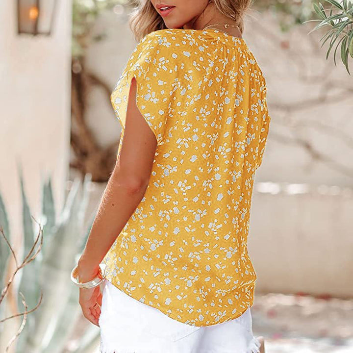 "V-ringad blommönstrad boho topp för kvinnor, lätt och luftigt material, perfekt för sommar och festliga tillfällen."
