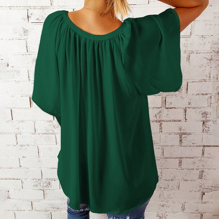 "V-ringad blus för kvinnor, halvärmad design, visad framifrån för elegant och modern stil."
