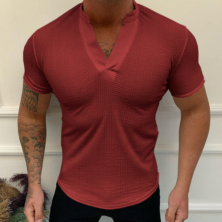 "V-ringad bomullst-shirt för män, flera färger, modern design, avslappnad och bekväm passform."