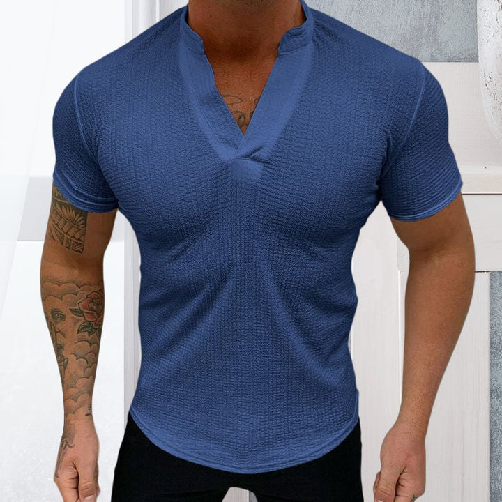 "V-ringad bomullst-shirt för män, flera färger, modern design, avslappnad och bekväm passform."