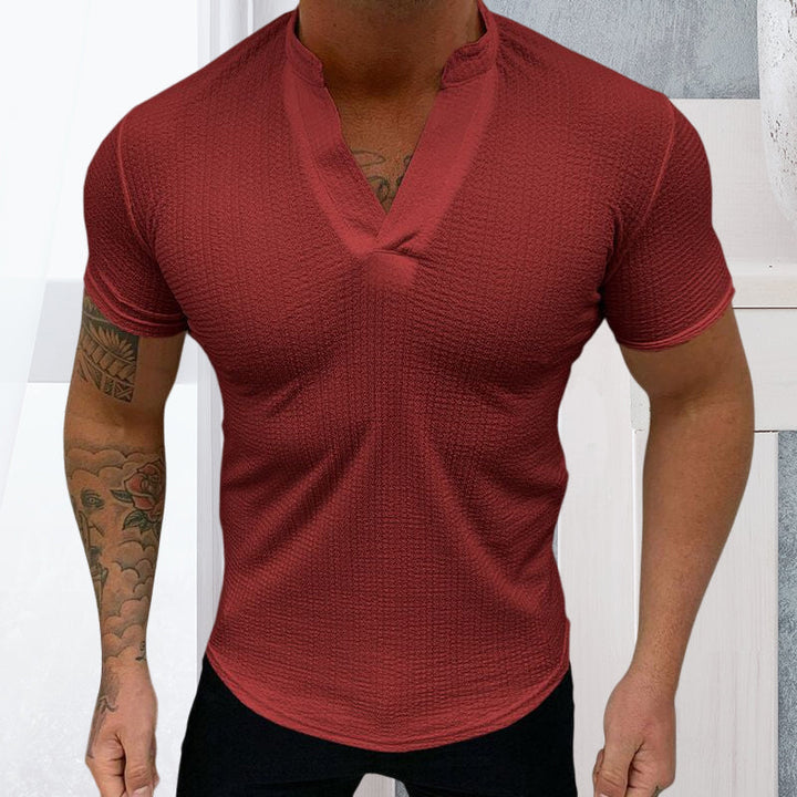 "V-ringad bomullst-shirt för män, flera färger, modern design, avslappnad och bekväm passform."