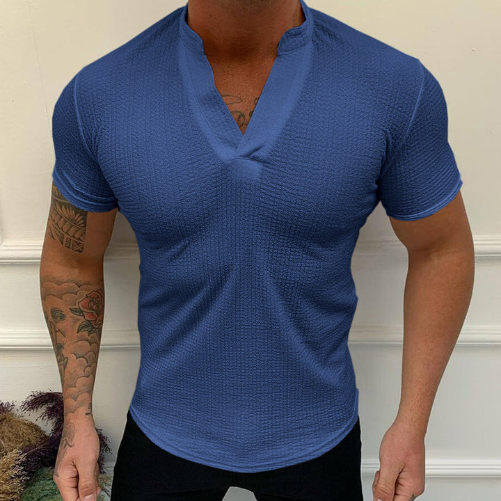 "V-ringad bomullst-shirt för män, flera färger, modern design, avslappnad och bekväm passform."