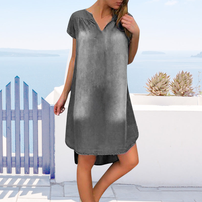 V-ringad denimklänning för kvinnor, kort ärm, knälång, elegant blå färg. Perfekt för sommar och vår.