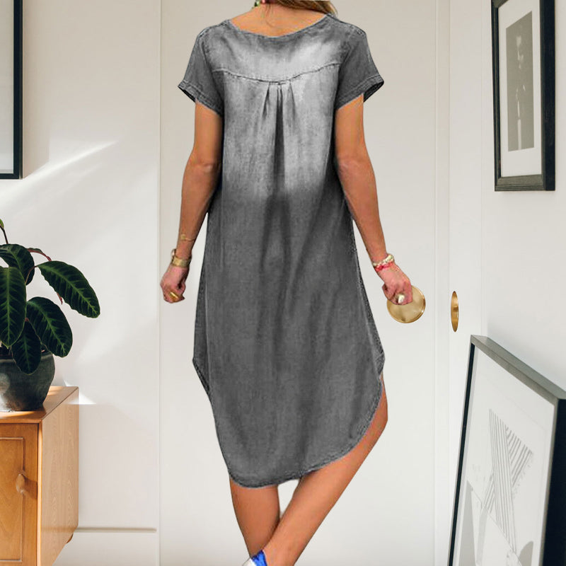 V-ringad denimklänning för kvinnor, kort ärm, knälång, elegant blå färg. Perfekt för sommar och vår.