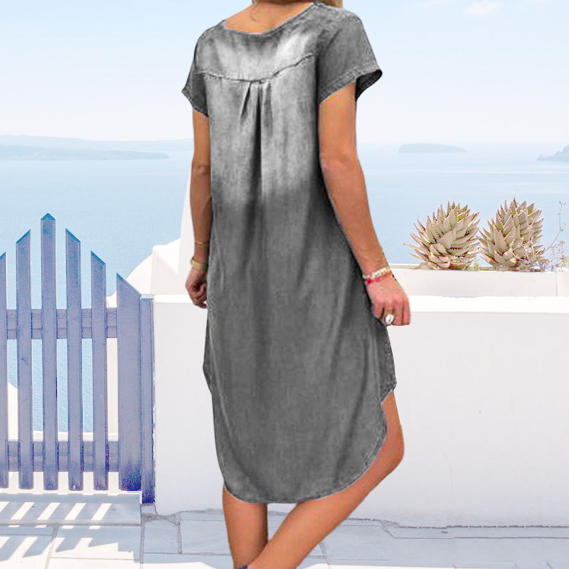 V-ringad denimklänning för kvinnor, kort ärm, knälång, elegant blå färg. Perfekt för sommar och vår.
