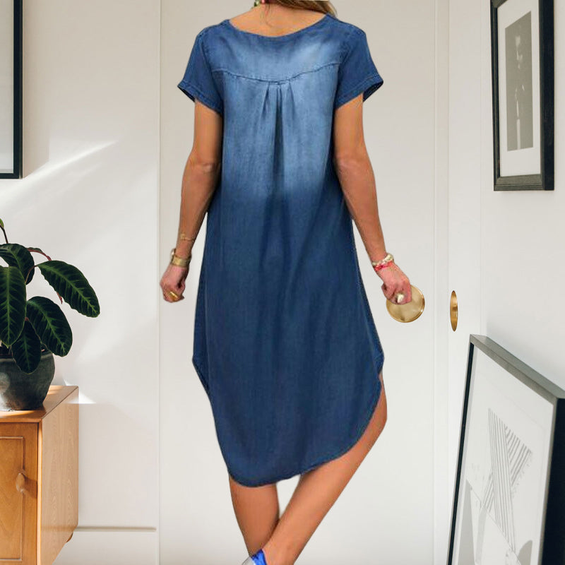 V-ringad denimklänning för kvinnor, kort ärm, knälång, elegant blå färg. Perfekt för sommar och vår.