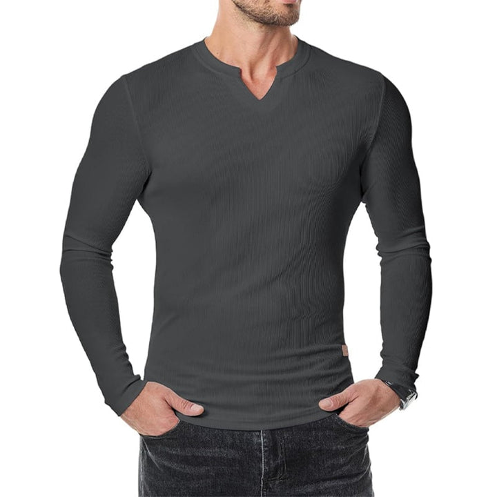 "V-ringad långärmad muskelskjorta för män med slim fit, framhäver kroppens fysik med modern design och komfort."