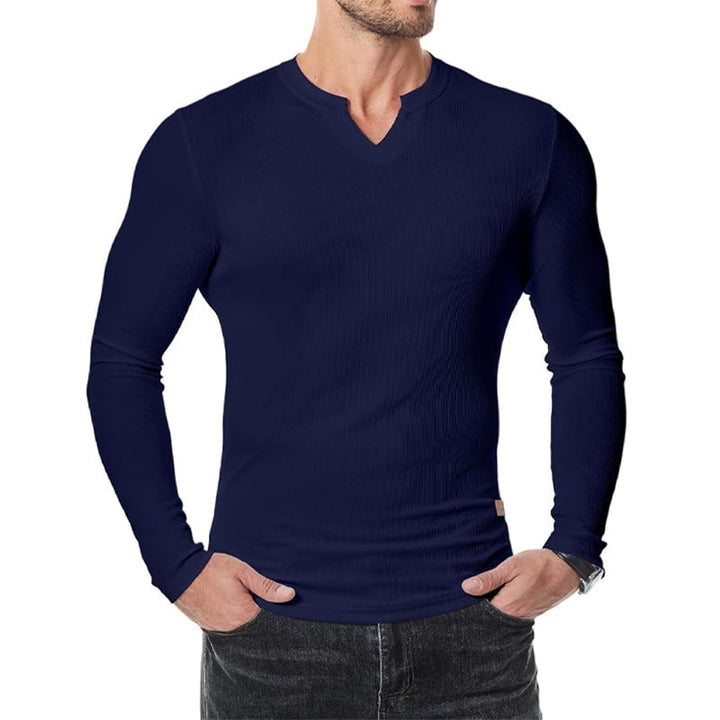 "V-ringad långärmad muskelskjorta för män med slim fit, framhäver kroppens fysik med modern design och komfort."