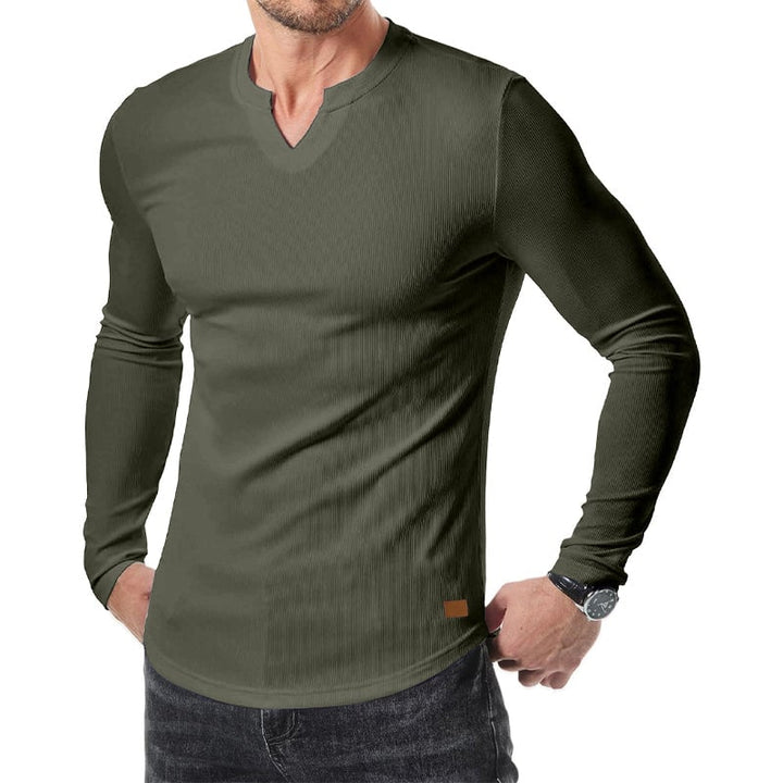 "V-ringad långärmad muskelskjorta för män med slim fit, framhäver kroppens fysik med modern design och komfort."