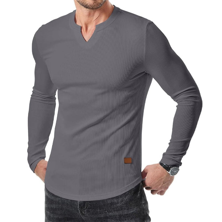 "V-ringad långärmad muskelskjorta för män med slim fit, framhäver kroppens fysik med modern design och komfort."