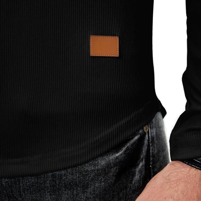 "V-ringad långärmad muskelskjorta för män med slim fit, framhäver kroppens fysik med modern design och komfort."