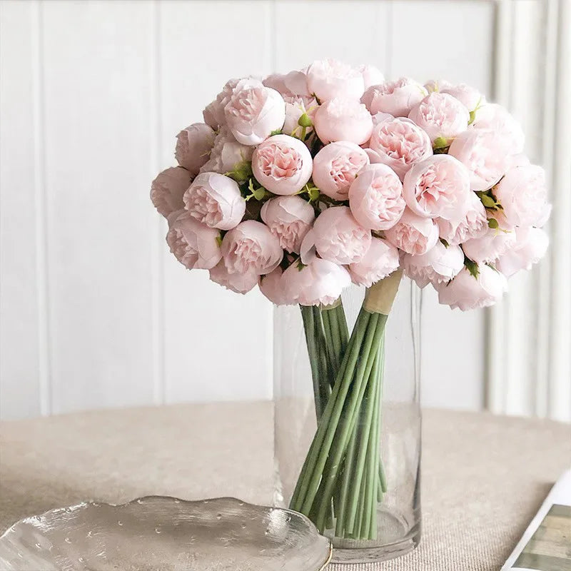 Vacker pionbukett i silke med rosa och vita konstblommor, perfekt för heminredning.