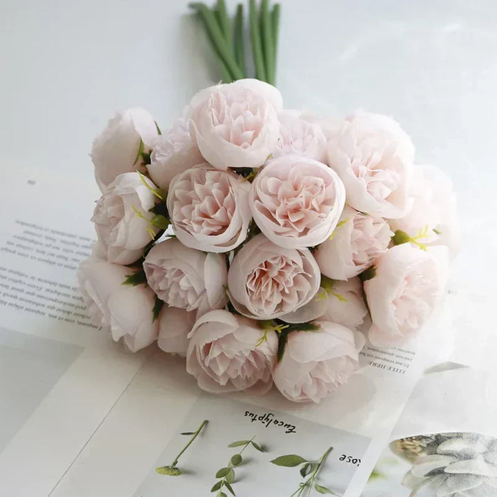 Förtrollande blomsterarrangemang med silkespioner i rosarosa och vit – en elegant gåva.