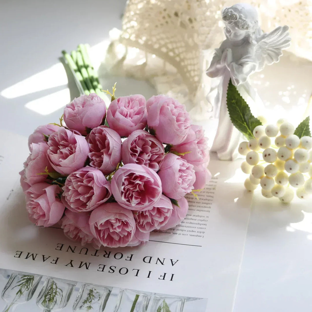 Elegant brudbukett med silkespioner i rosa, vitt och champagne – tidlös bröllopsdekoration.