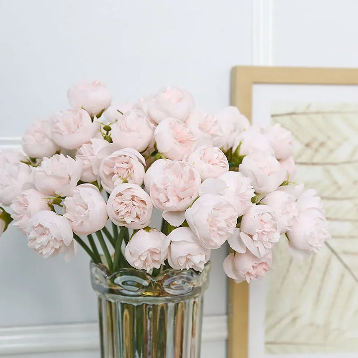 Heminredning med stil: silkespioner i vacker blomsterarrangemang, färger lila och champagne.