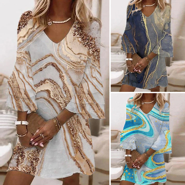 "Vacker sommarklänning med klockärmar, blommigt mönster, feminin och elegant design för kvinnor"