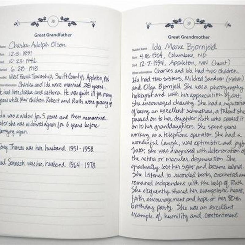 "Vackert designad anteckningsbok för släktträd, med tomma och illustrerade sidor, i en elegant och hållbar utformning."