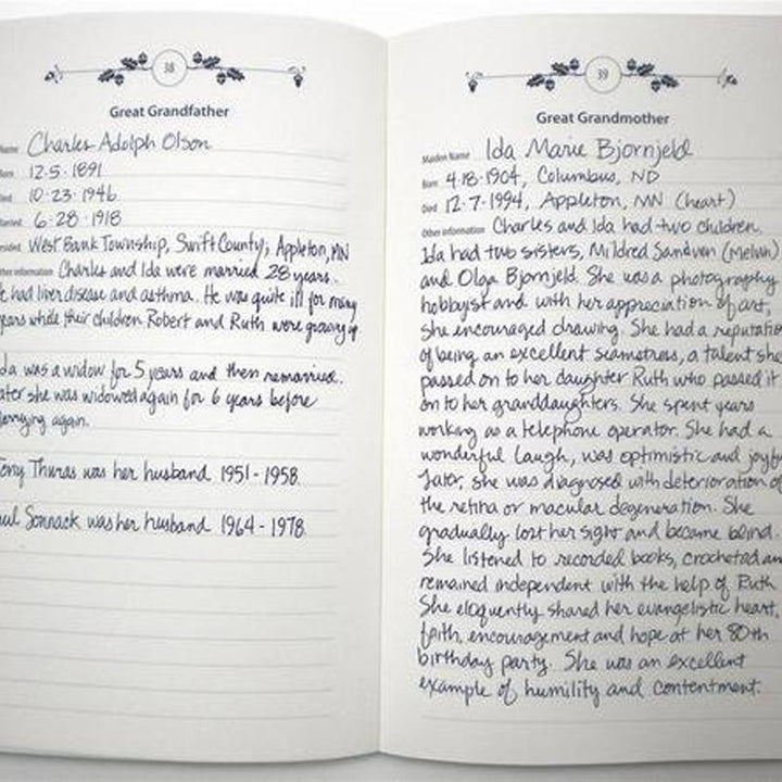 "Vackert designad anteckningsbok för släktträd, med tomma och illustrerade sidor, i en elegant och hållbar utformning."