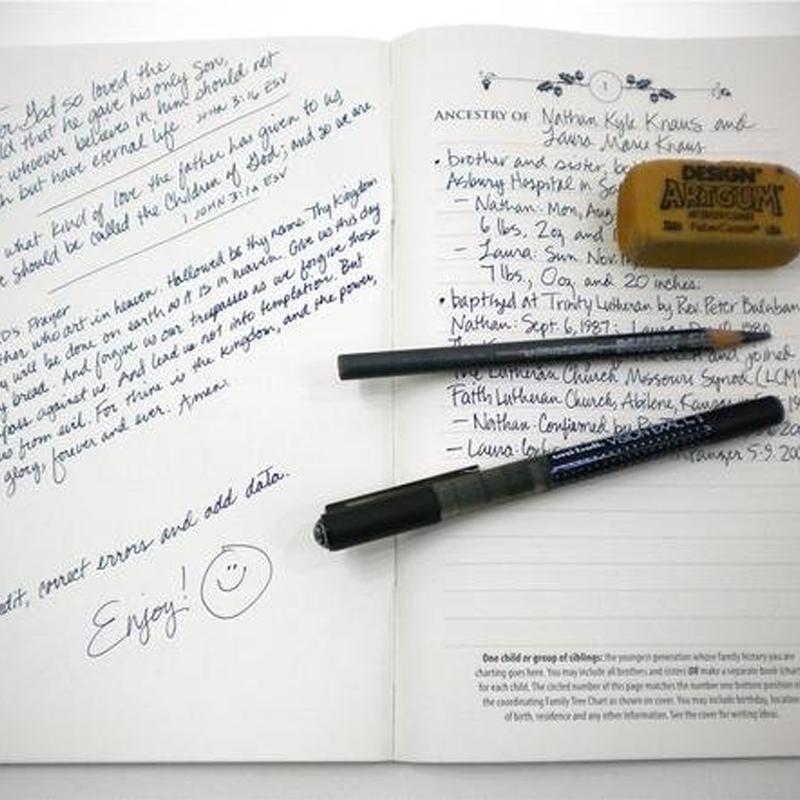 "Vackert designad anteckningsbok för släktträd, med tomma och illustrerade sidor, i en elegant och hållbar utformning."