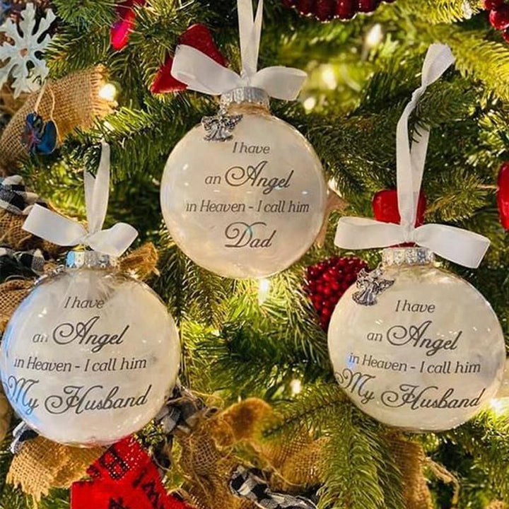 "Vackert minnesornament med angeldesign och fjäderdetaljer för stilfull heminredning och minnesvördnad."