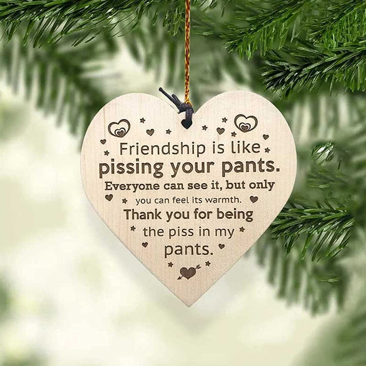 "Vackert träornament i beige och brun, perfekt som rustik juldekoration eller gåva för att pryda granen."