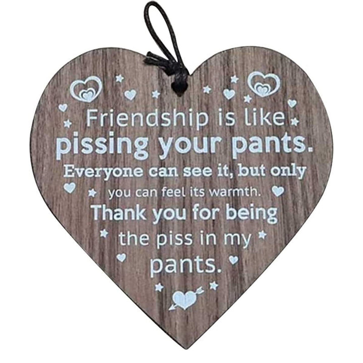 "Vackert träornament i beige och brun, perfekt som rustik juldekoration eller gåva för att pryda granen."