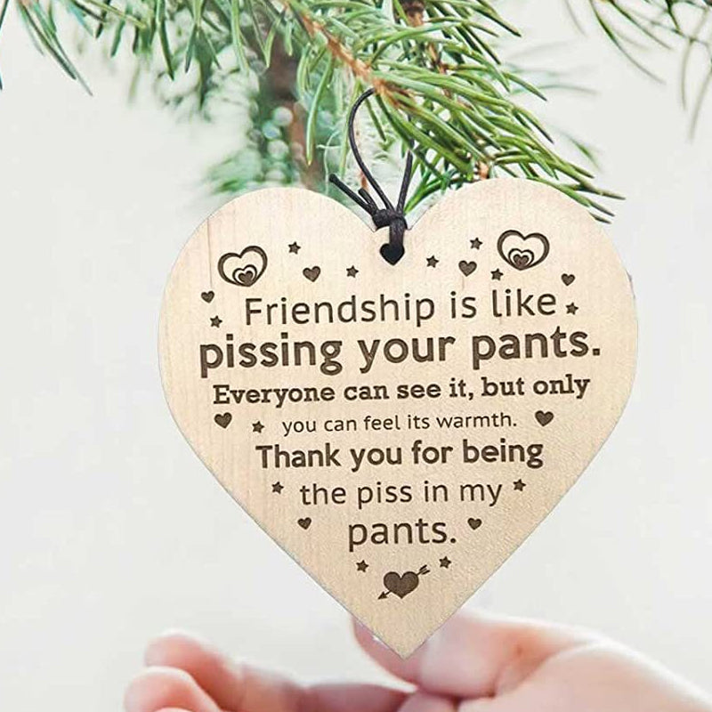 "Vackert träornament i beige och brun, perfekt som rustik juldekoration eller gåva för att pryda granen."