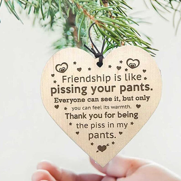 "Vackert träornament i beige och brun, perfekt som rustik juldekoration eller gåva för att pryda granen."