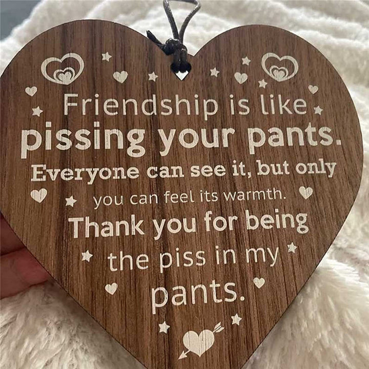 "Vackert träornament i beige och brun, perfekt som rustik juldekoration eller gåva för att pryda granen."