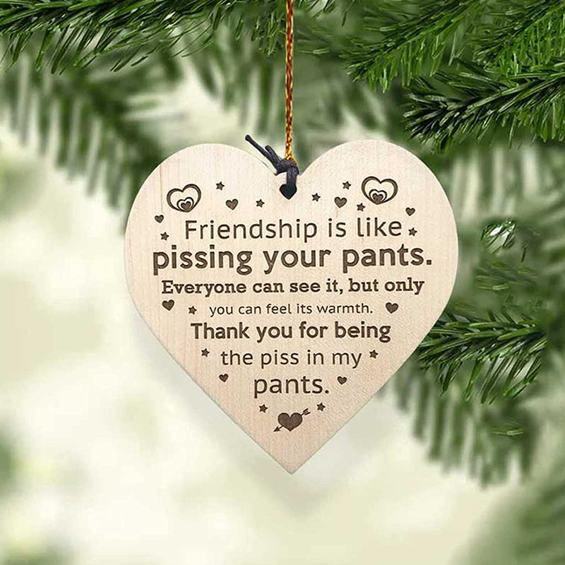 "Vackert träornament i beige och brun, perfekt som rustik juldekoration eller gåva för att pryda granen."