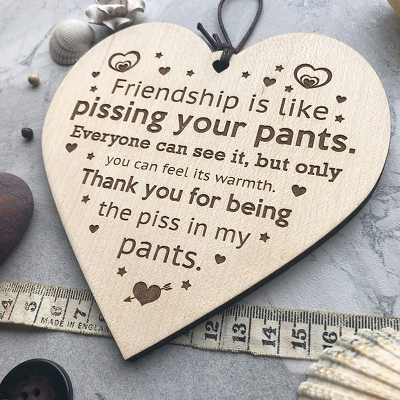 "Vackert träornament i beige och brun, perfekt som rustik juldekoration eller gåva för att pryda granen."