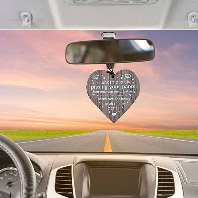 "Vackert träornament i beige och brun, perfekt som rustik juldekoration eller gåva för att pryda granen."