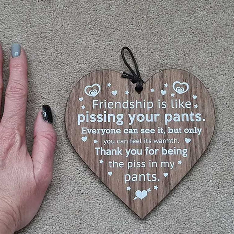 "Vackert träornament i beige och brun, perfekt som rustik juldekoration eller gåva för att pryda granen."