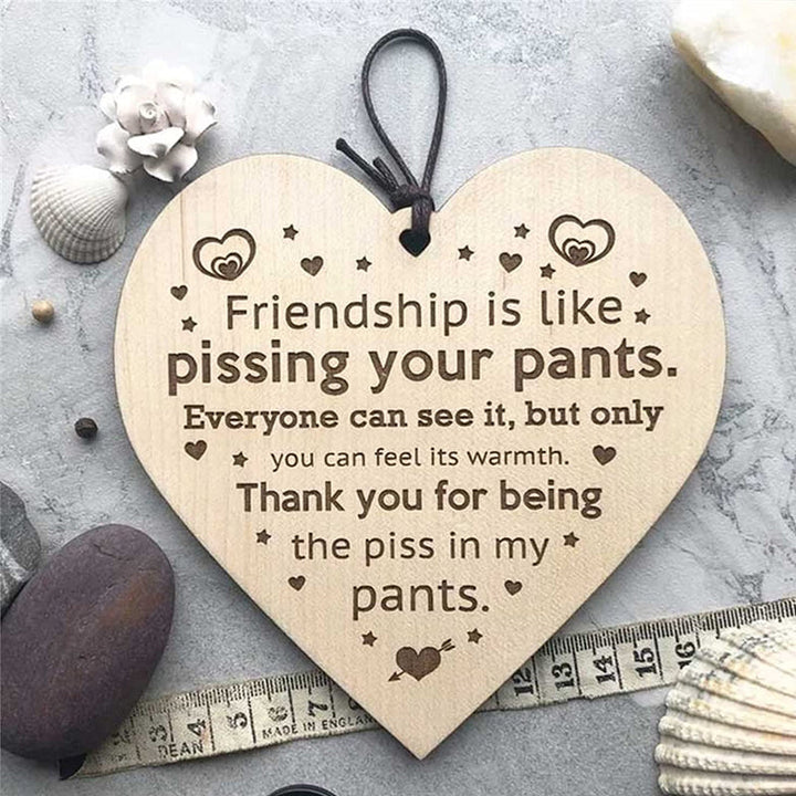 "Vackert träornament i beige och brun, perfekt som rustik juldekoration eller gåva för att pryda granen."