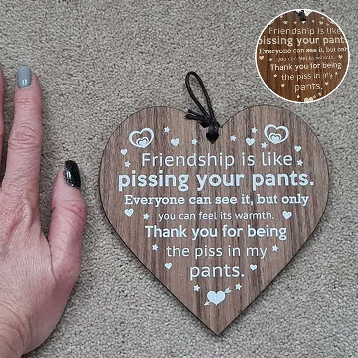 "Vackert träornament i beige och brun, perfekt som rustik juldekoration eller gåva för att pryda granen."