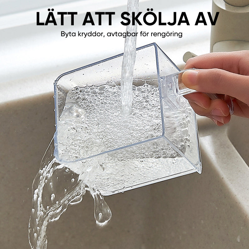 "Väggmonterad kryddförvarare i plast med flera fack och sked, transparent design för enkel kryddvisning i modernt kök."
