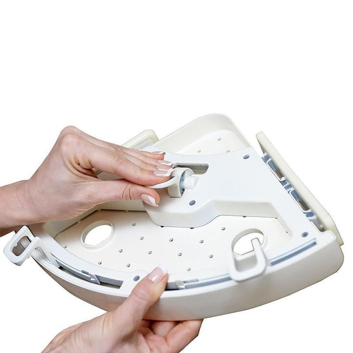 "Väggmonterad vit hörnhylla för badrum utan skruvar, stilren design med dräneringshål, passar kakel och glasytor."