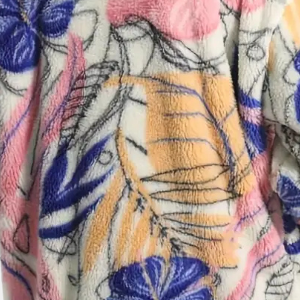 Mysig damjacka i fleece med blommönster och huva, idealisk som varmt ytterplagg för kalla dagar.