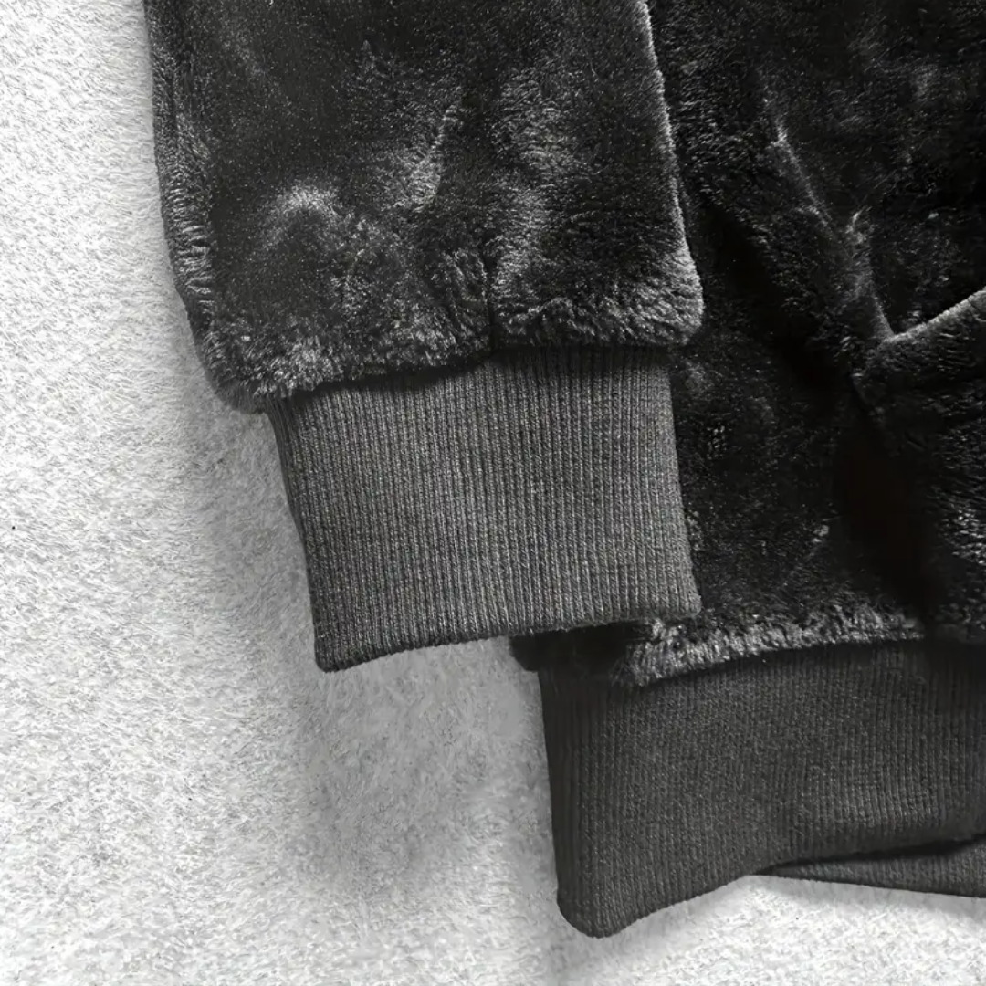 Mjuk herr hoodie i plyschfodrad design med huva, håller värmen och ger komfort för män.