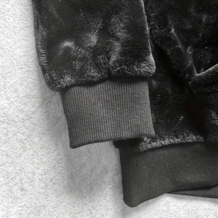 Mjuk herr hoodie i plyschfodrad design med huva, håller värmen och ger komfort för män.