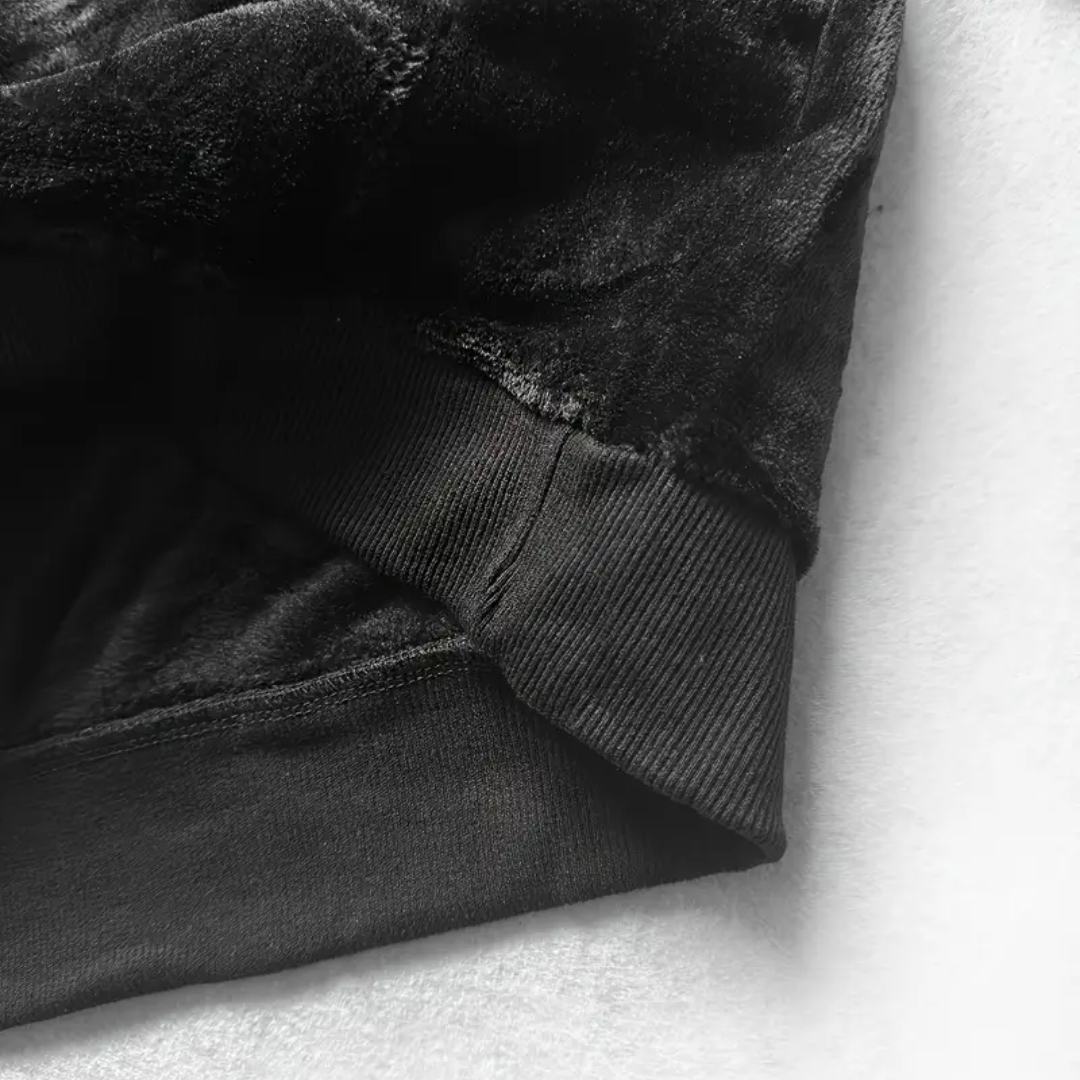 Detaljbild av textur på plyschfodrad herr hoodie med huva. Varm och modern tröja för män.