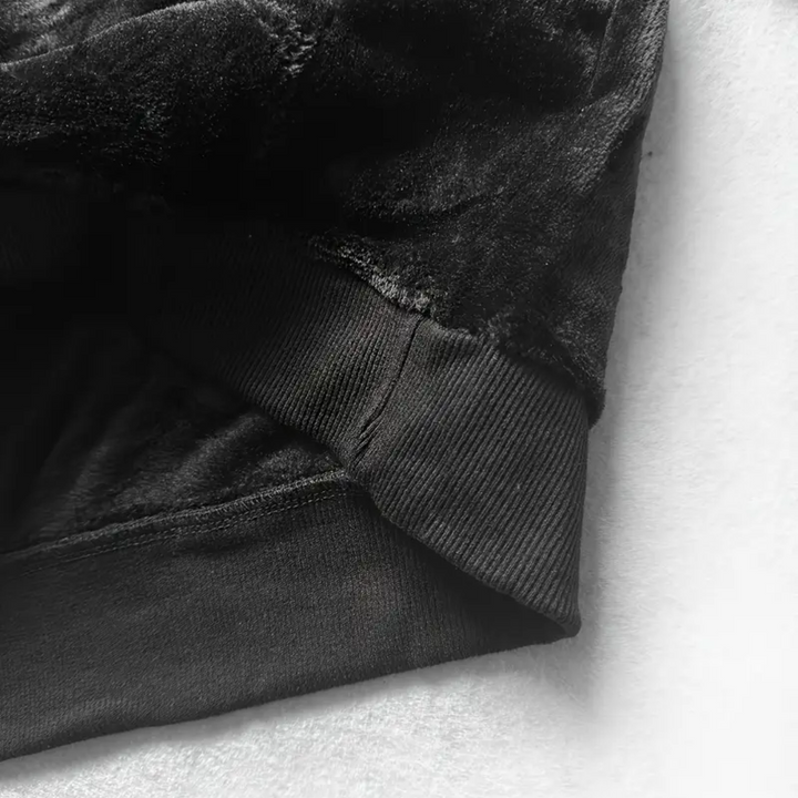 Detaljbild av textur på plyschfodrad herr hoodie med huva. Varm och modern tröja för män.