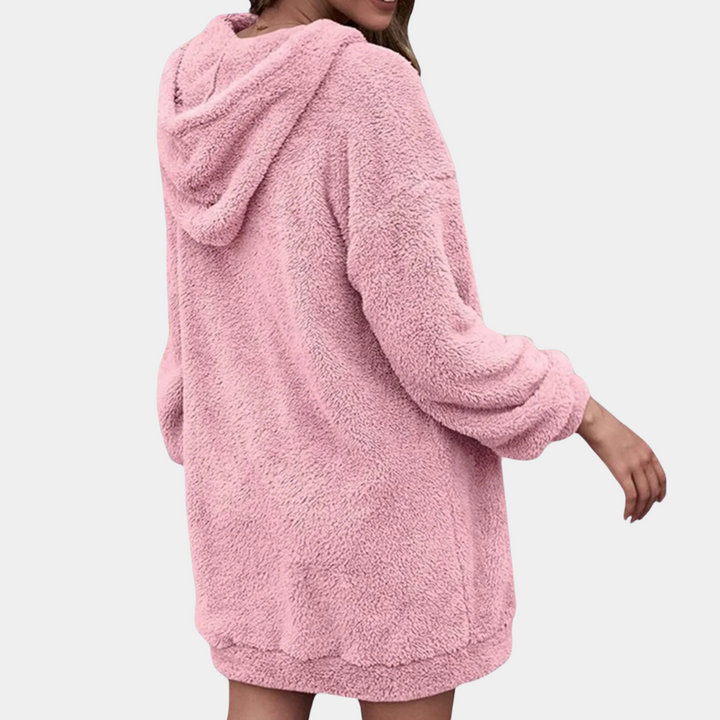 Svart damfleecejacka med dragkedja och hoodie. Mysig och varm vinterjacka för dammode.