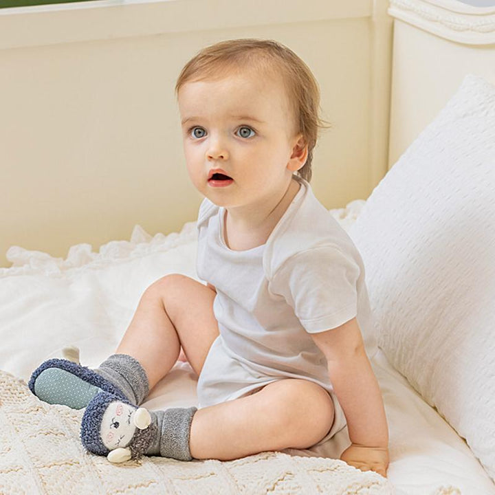 "Varma baby golvstrumpor i kammad bomull, vinterdesign med fårmönster, mjuk sula, i rosa, grå, kaki och blå."
