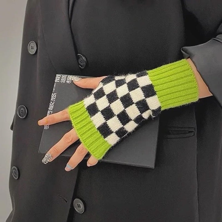 "Värmande damhandskar i rutmönster med fingerlös design i kaki för stil och komfort under vintern."