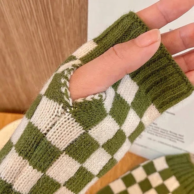 "Värmande damhandskar i rutmönster med fingerlös design i kaki för stil och komfort under vintern."